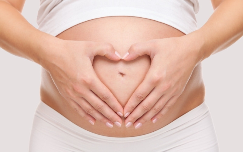 Schwangere Mutter freut sich auf ihr Baby